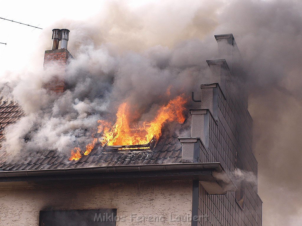 Feuer 3 Reihenhaus komplett ausgebrannt Koeln Poll Auf der Bitzen P059.JPG